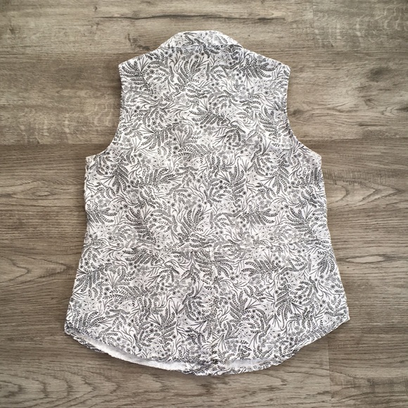 Cleo - Sleeveless Button-up Shirt - Beige with black pattern - Picture 2 of 7